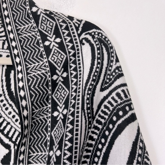 Chico's Jacquard Cocoon Chic Black & White Large Print Shawl Cardigan Jacket S/M - Picture 7 of 11